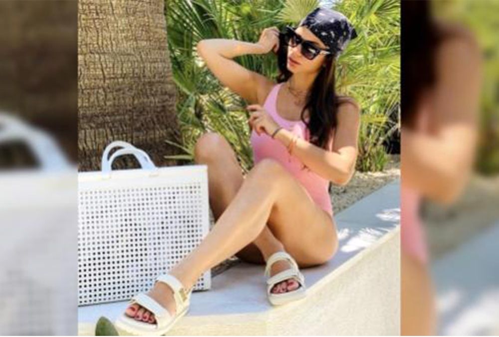  Ouzhan Ko ile eme'de tatil yapan oyuncu Demet zdemir, plaj stiliyle dikkat ekti.