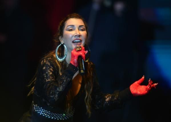 Hande Yener, Bursa'da Hastalar in Sahne Ald